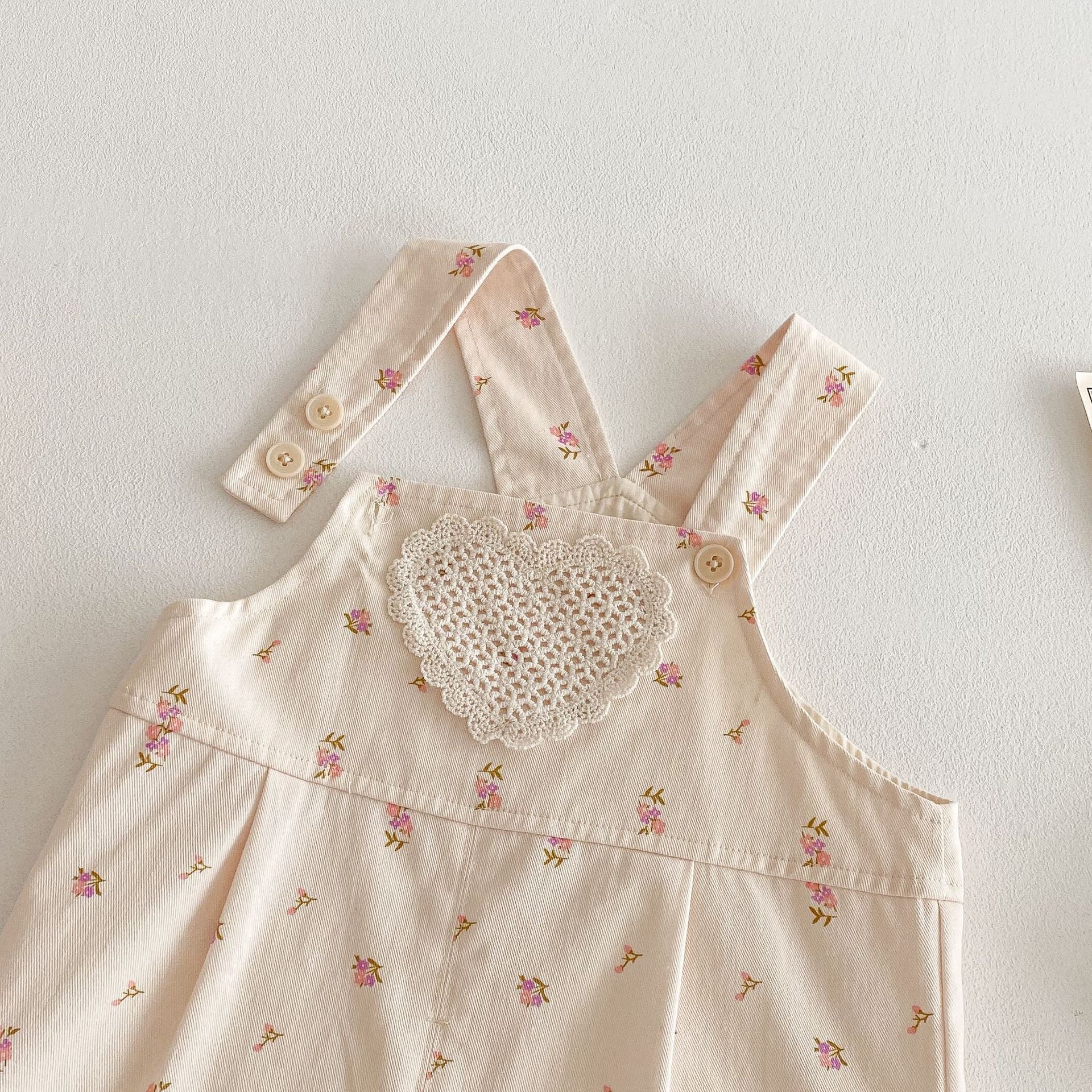 Macacão Infantil Coração Florzinhas