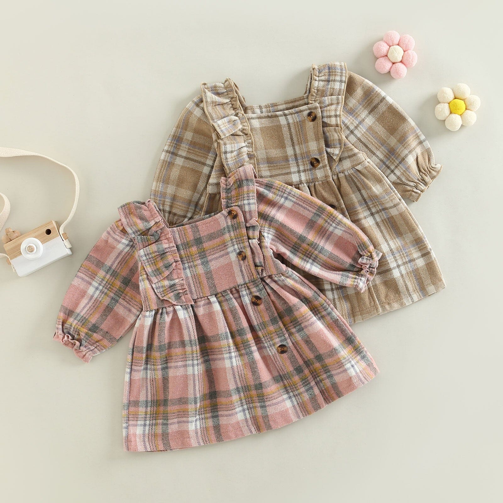 Vestido Curto Infantil com Textura Xadrez e Botões de Coração