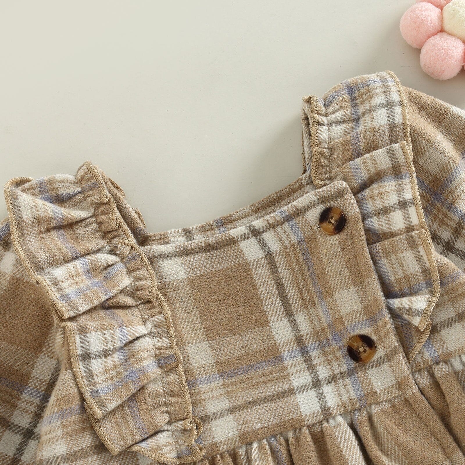 Vestido Curto Infantil com Textura Xadrez e Botões de Coração